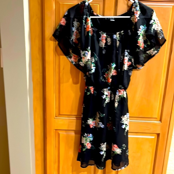 Dresses & Skirts - Ladies XXI short sleeve black floral printed dress